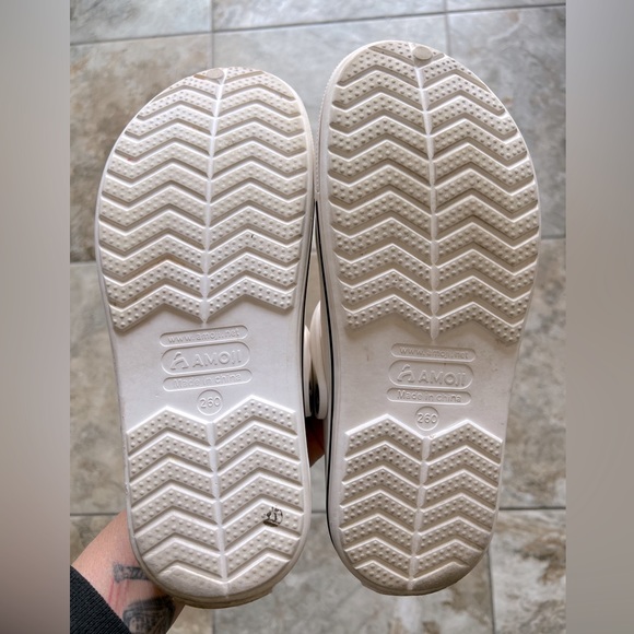 White croc style slip ons size 10 - Picture 2 of 4